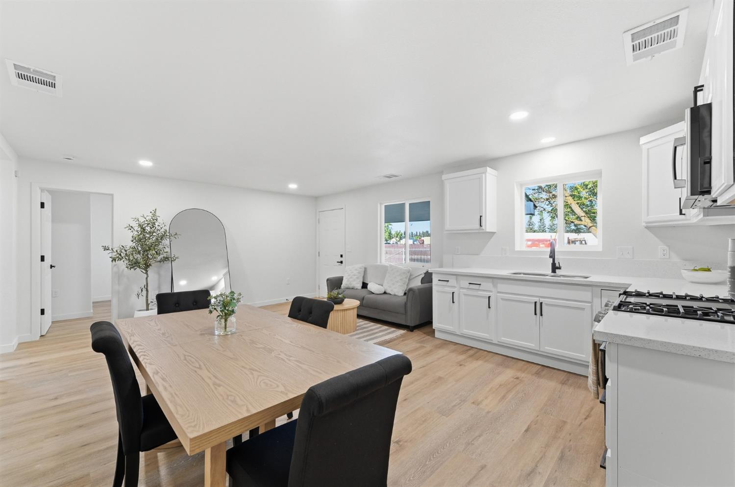 696 Pedersen Rd, Oakdale, CA 95361