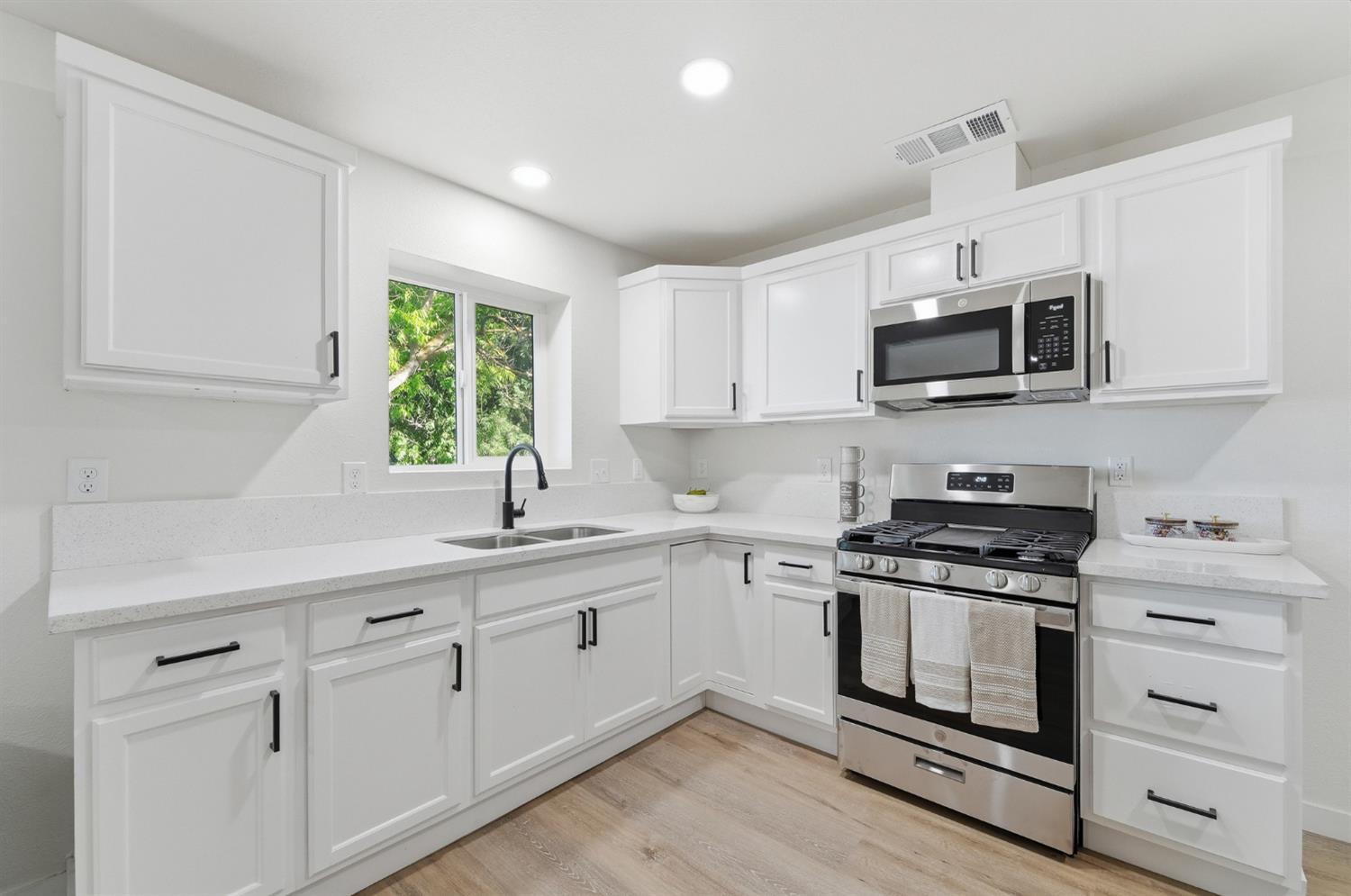 696 Pedersen Rd, Oakdale, CA 95361