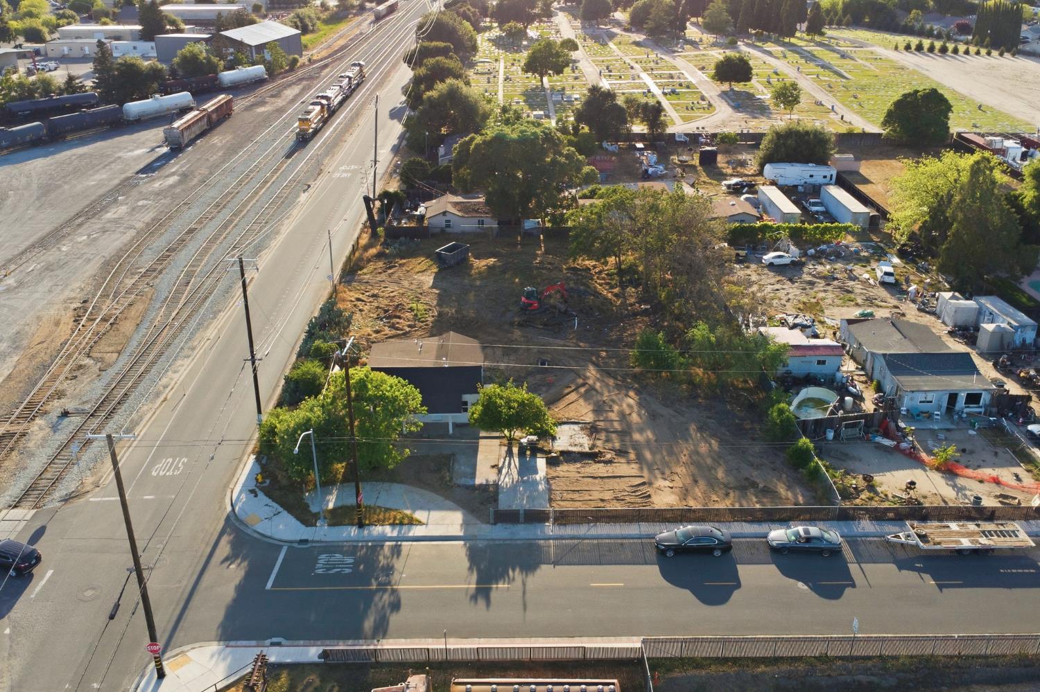 696 Pedersen Rd, Oakdale, CA 95361