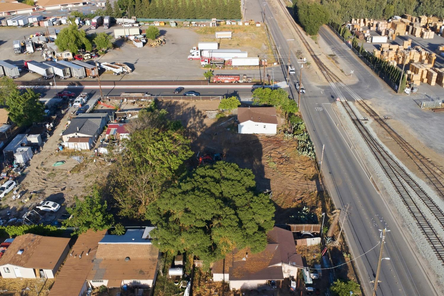 696 Pedersen Rd, Oakdale, CA 95361