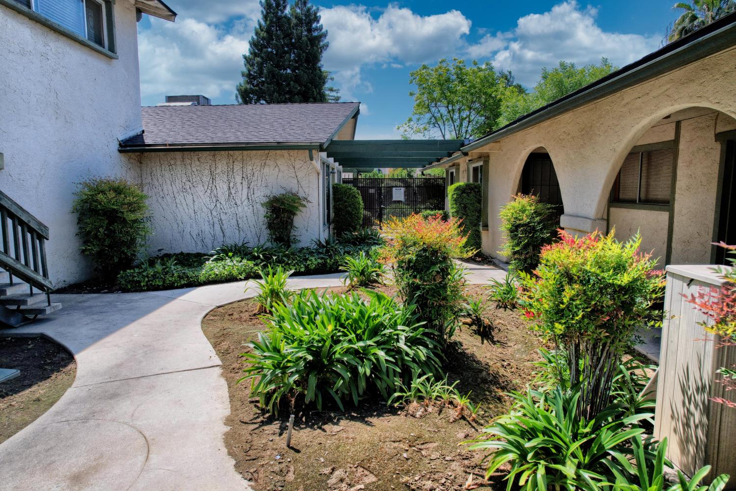 4002 E Dakota Ave, Fresno, CA 93726