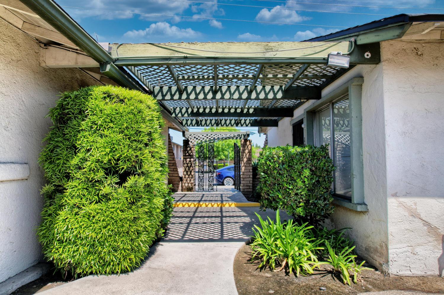 4002 E Dakota Ave, Fresno, CA 93726