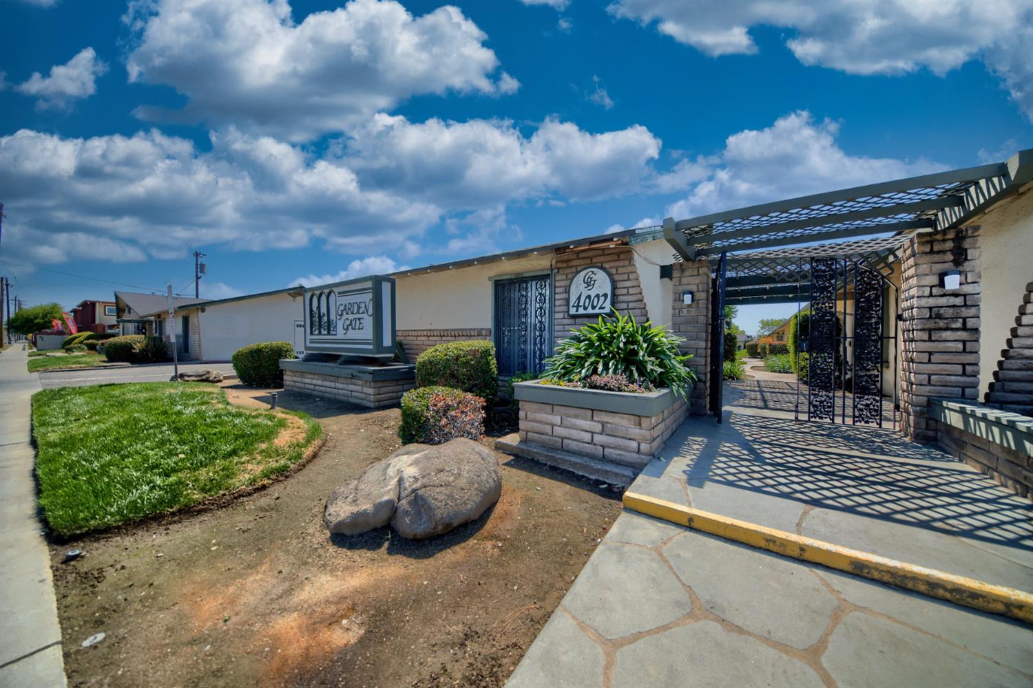 4002 E Dakota Ave, Fresno, CA 93726