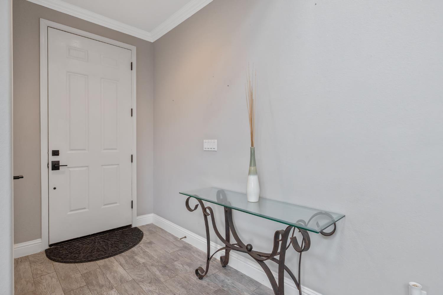 1077 Paradise Dr, Lemoore, CA 93245