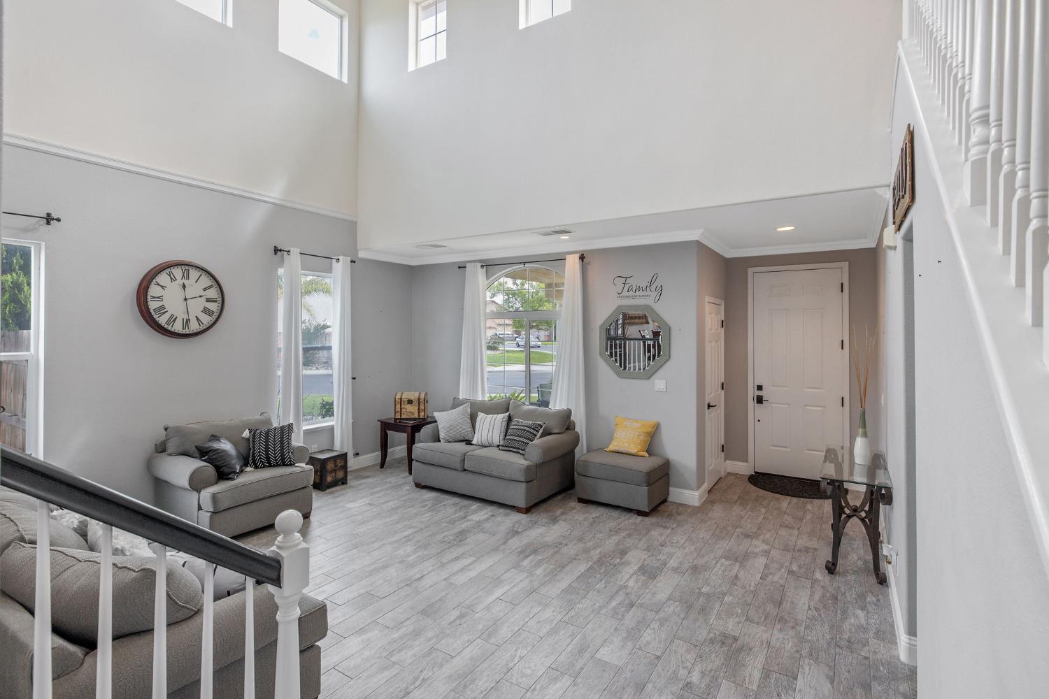 1077 Paradise Dr, Lemoore, CA 93245