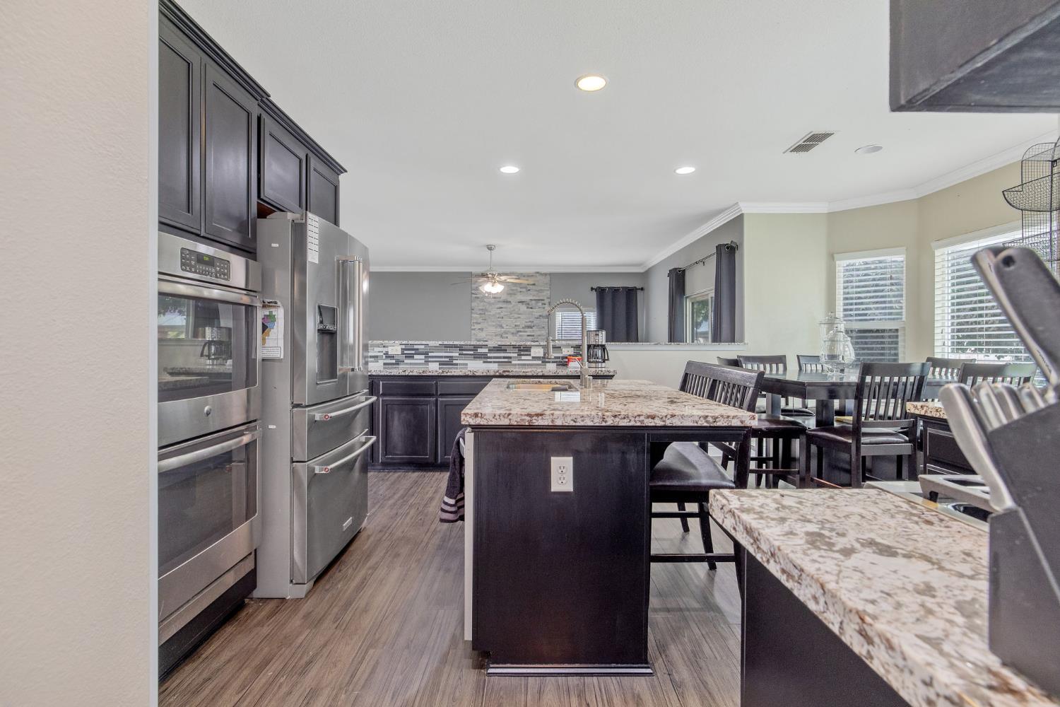 1077 Paradise Dr, Lemoore, CA 93245