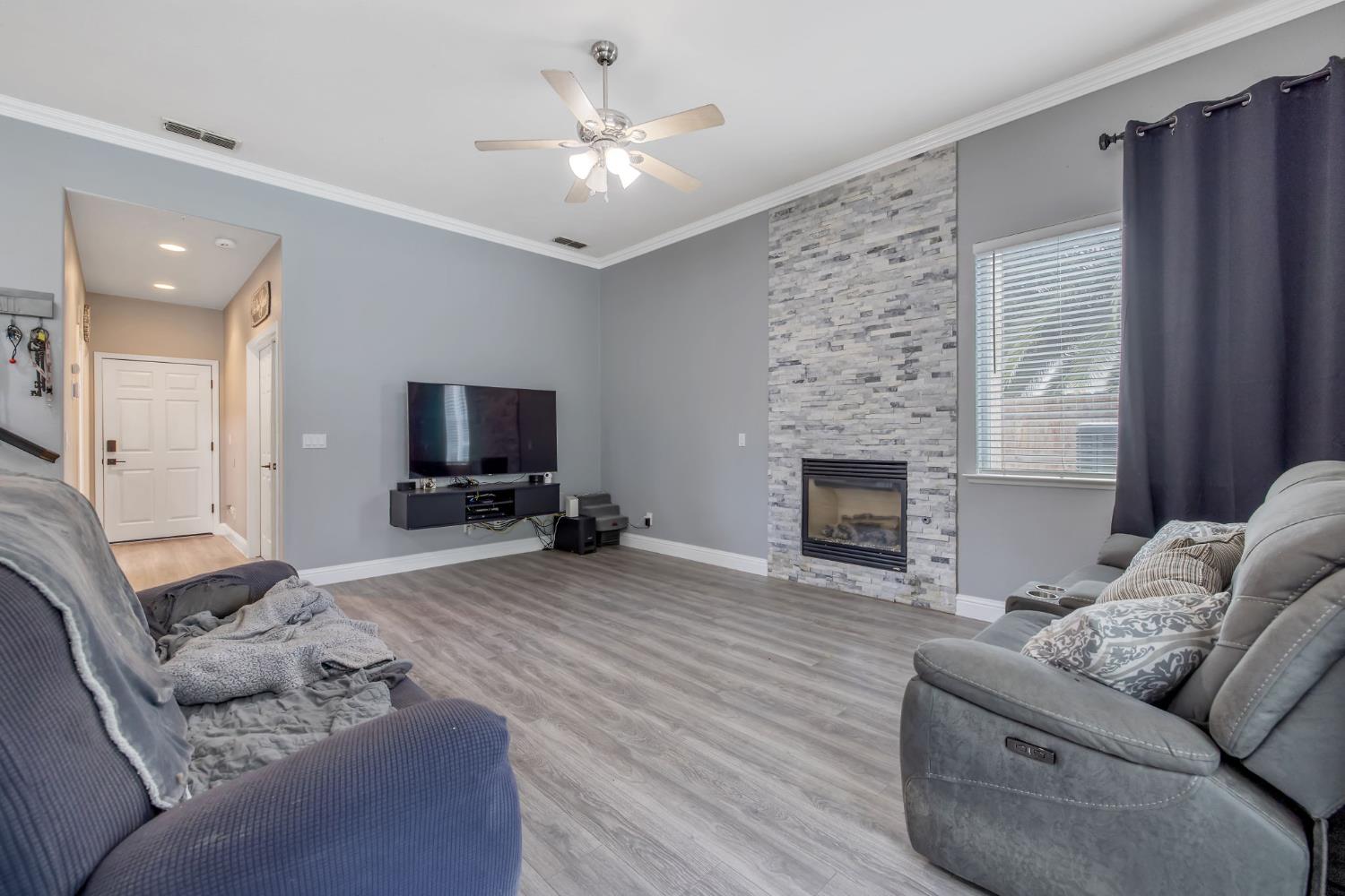 1077 Paradise Dr, Lemoore, CA 93245