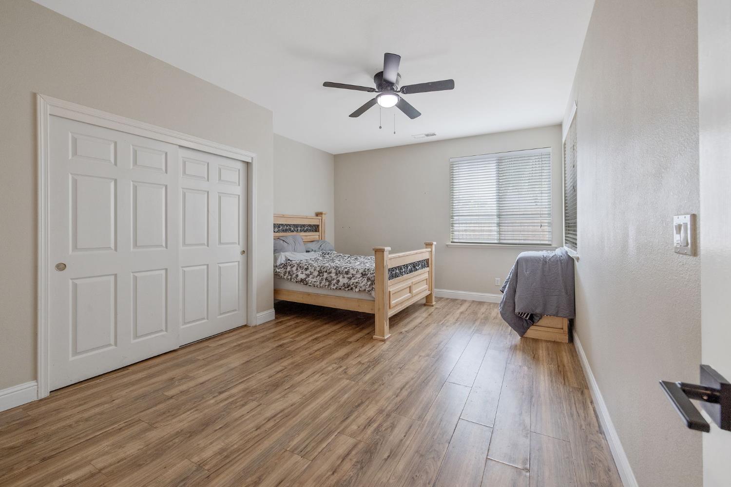 1077 Paradise Dr, Lemoore, CA 93245