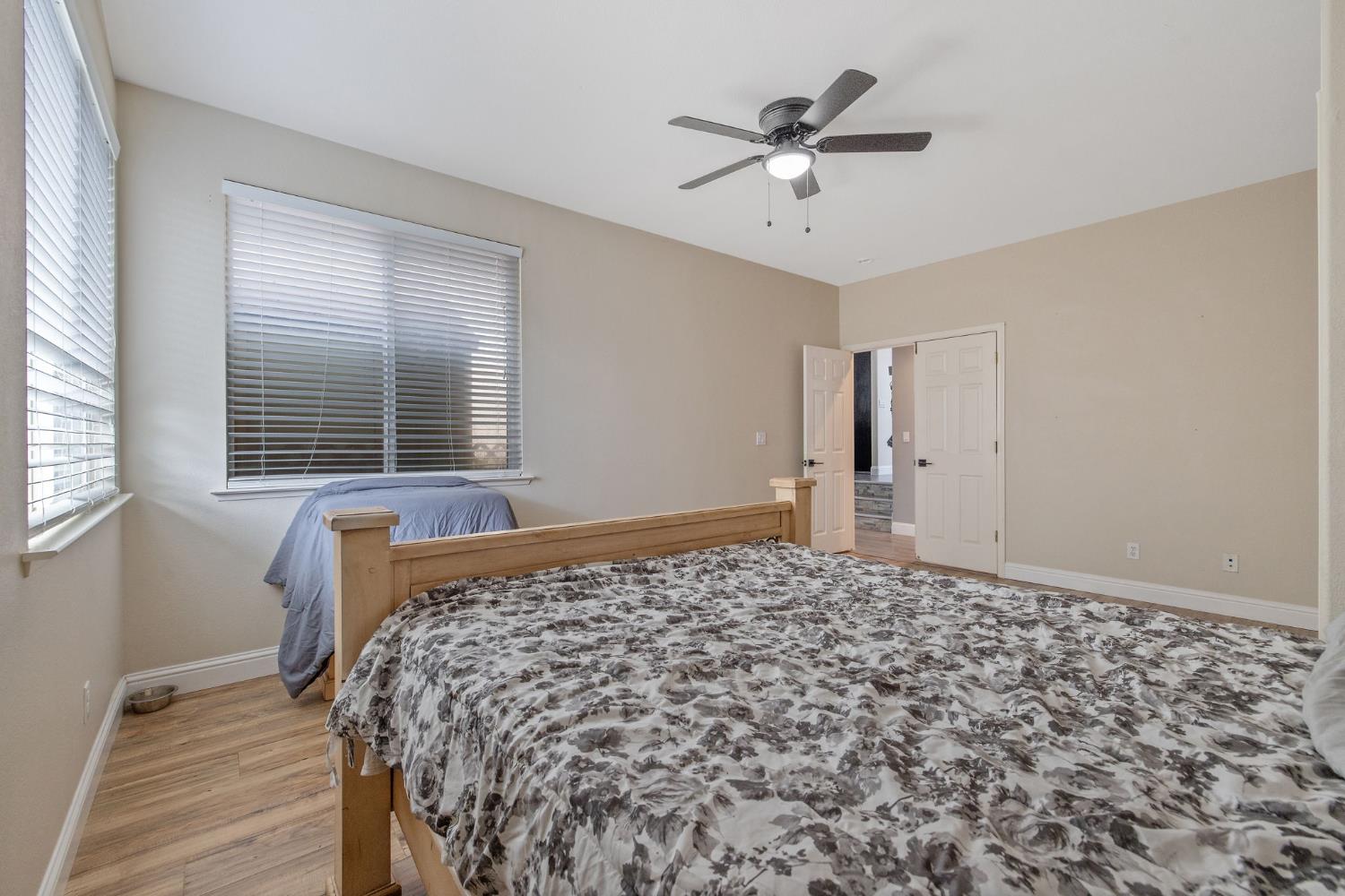 1077 Paradise Dr, Lemoore, CA 93245