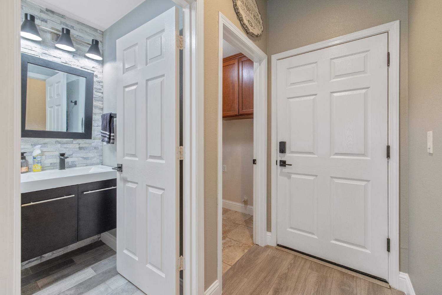 1077 Paradise Dr, Lemoore, CA 93245