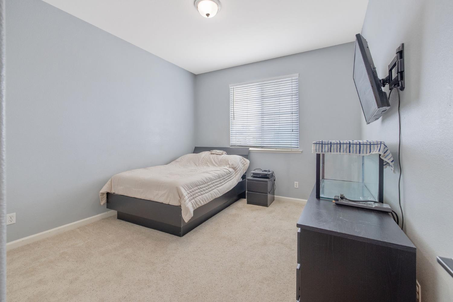 1077 Paradise Dr, Lemoore, CA 93245