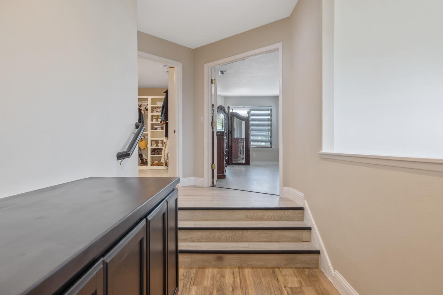 1077 Paradise Dr, Lemoore, CA 93245