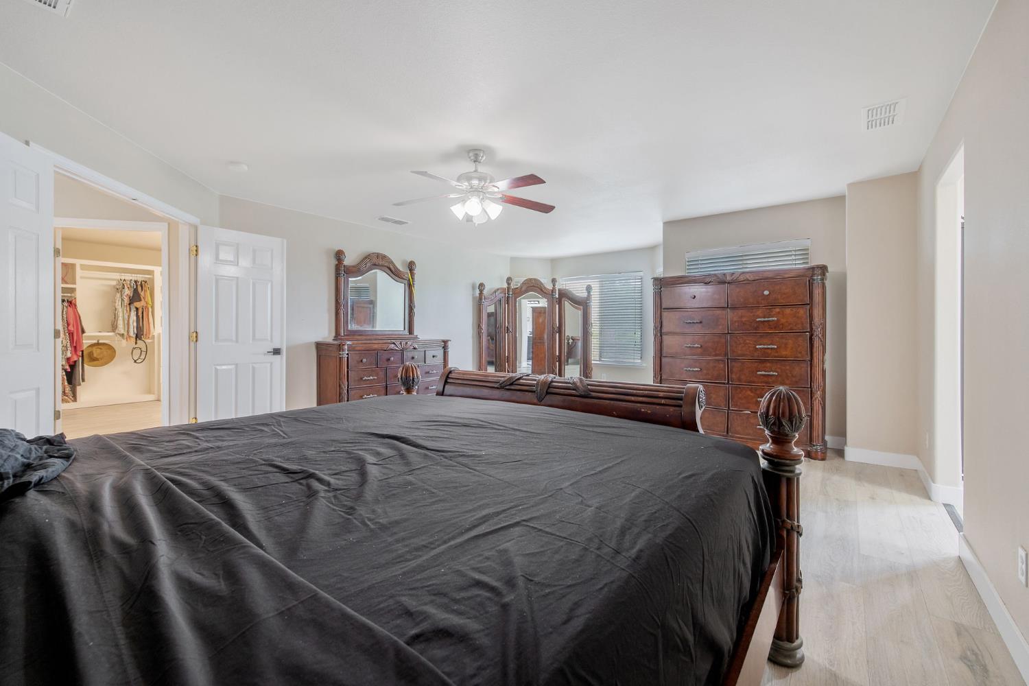 1077 Paradise Dr, Lemoore, CA 93245