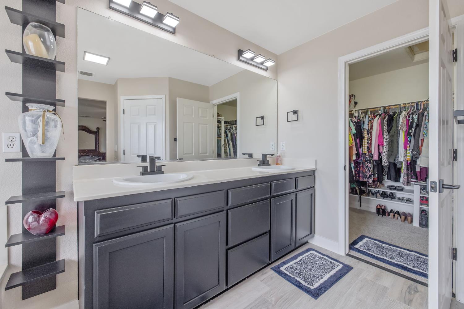 1077 Paradise Dr, Lemoore, CA 93245