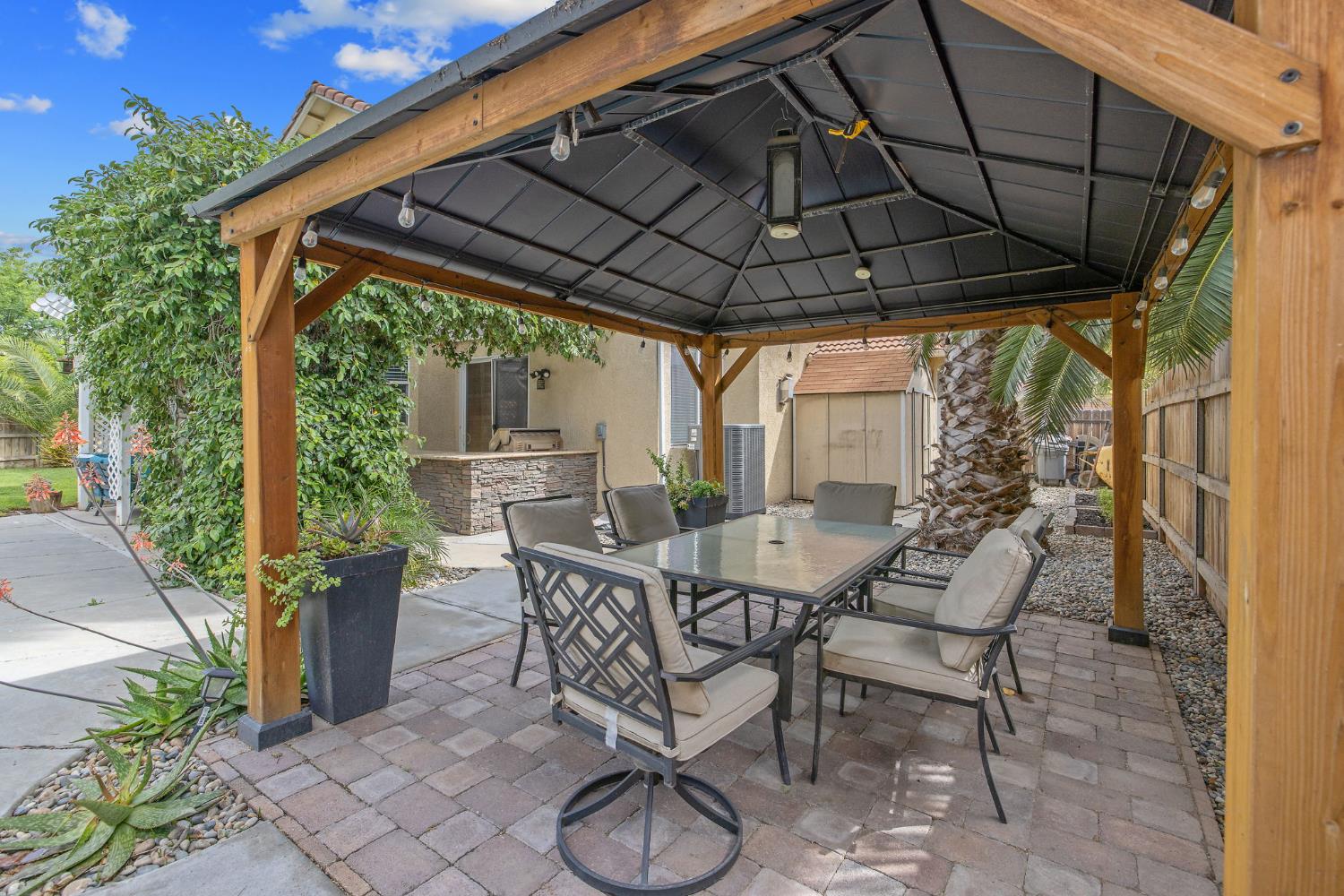 1077 Paradise Dr, Lemoore, CA 93245