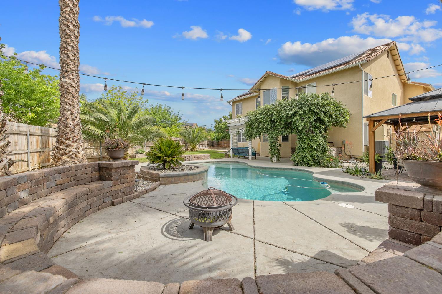 1077 Paradise Dr, Lemoore, CA 93245