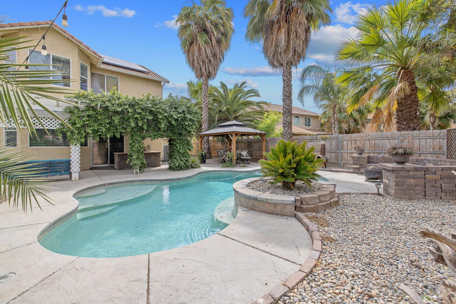 1077 Paradise Dr, Lemoore, CA 93245