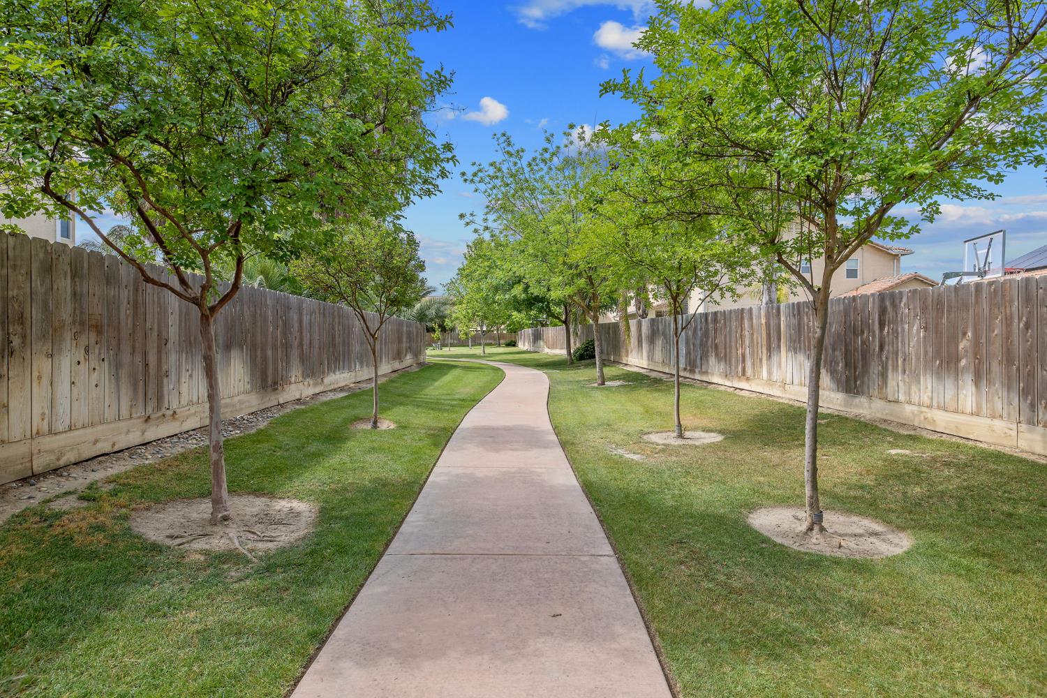 1077 Paradise Dr, Lemoore, CA 93245