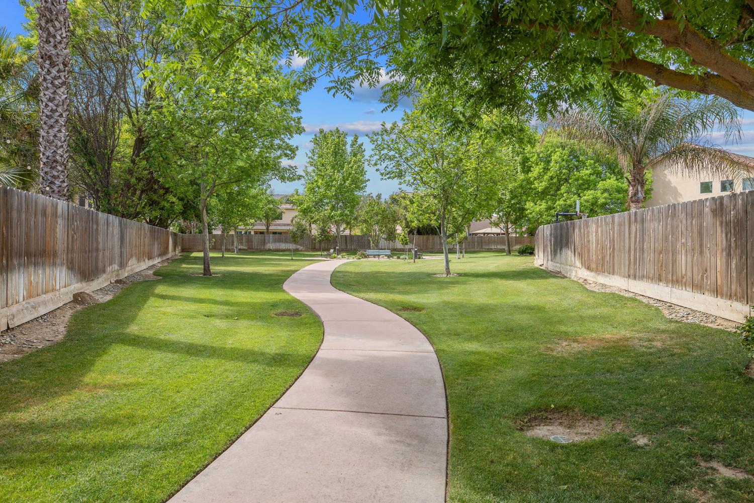 1077 Paradise Dr, Lemoore, CA 93245