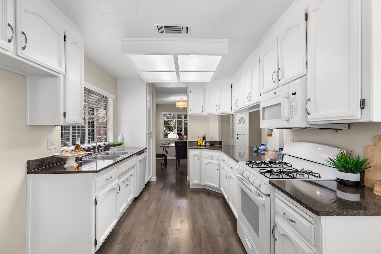 244 Laurelwood Cir, Manteca, CA 95336