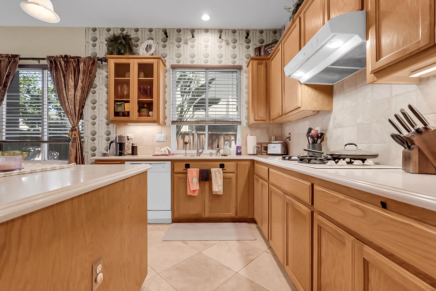 1929 Sparrowhawk St, Manteca, CA 95337