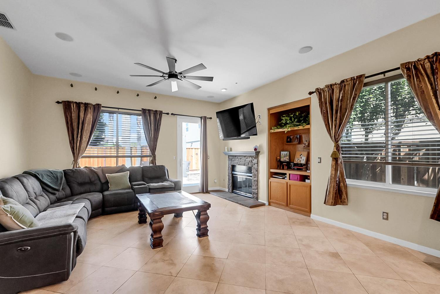 1929 Sparrowhawk St, Manteca, CA 95337