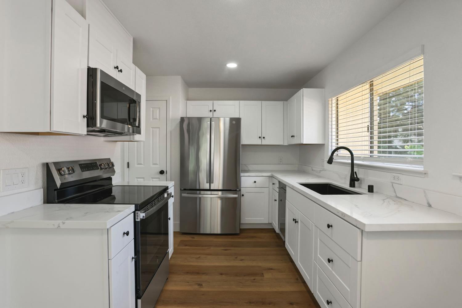 3701 Colonial Dr, Modesto, CA 95356