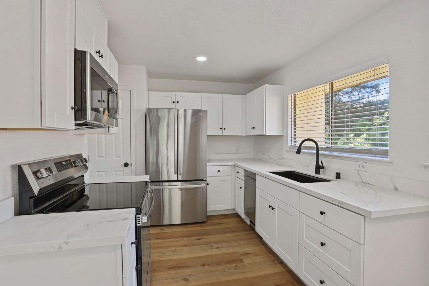 3701 Colonial Dr, Modesto, CA 95356