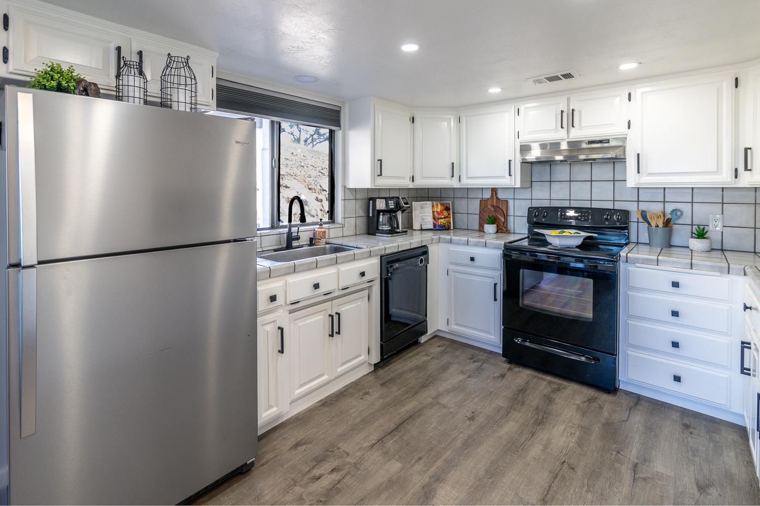 9925 Alamo Dr, La Grange, CA 95329