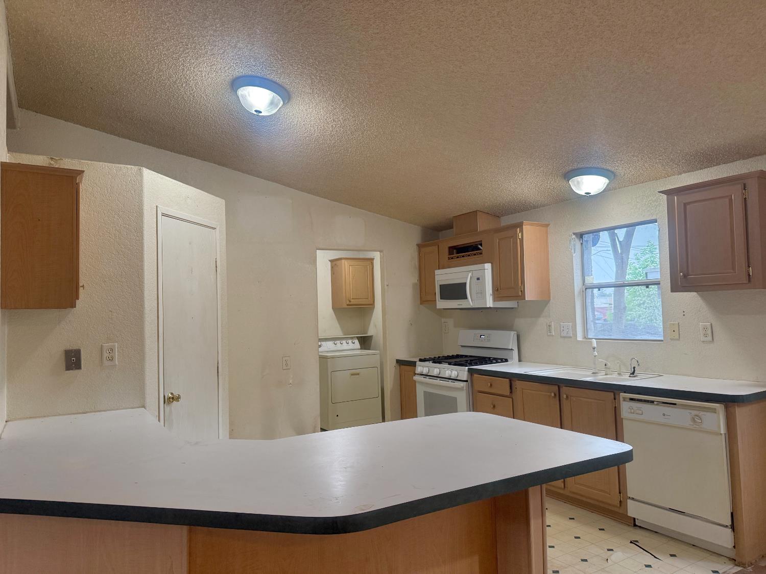 328 N 3rd Ave, Oakdale, CA 95361