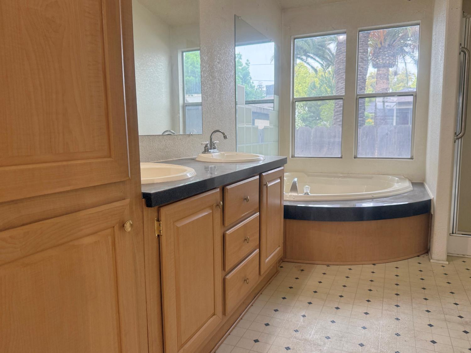 328 N 3rd Ave, Oakdale, CA 95361