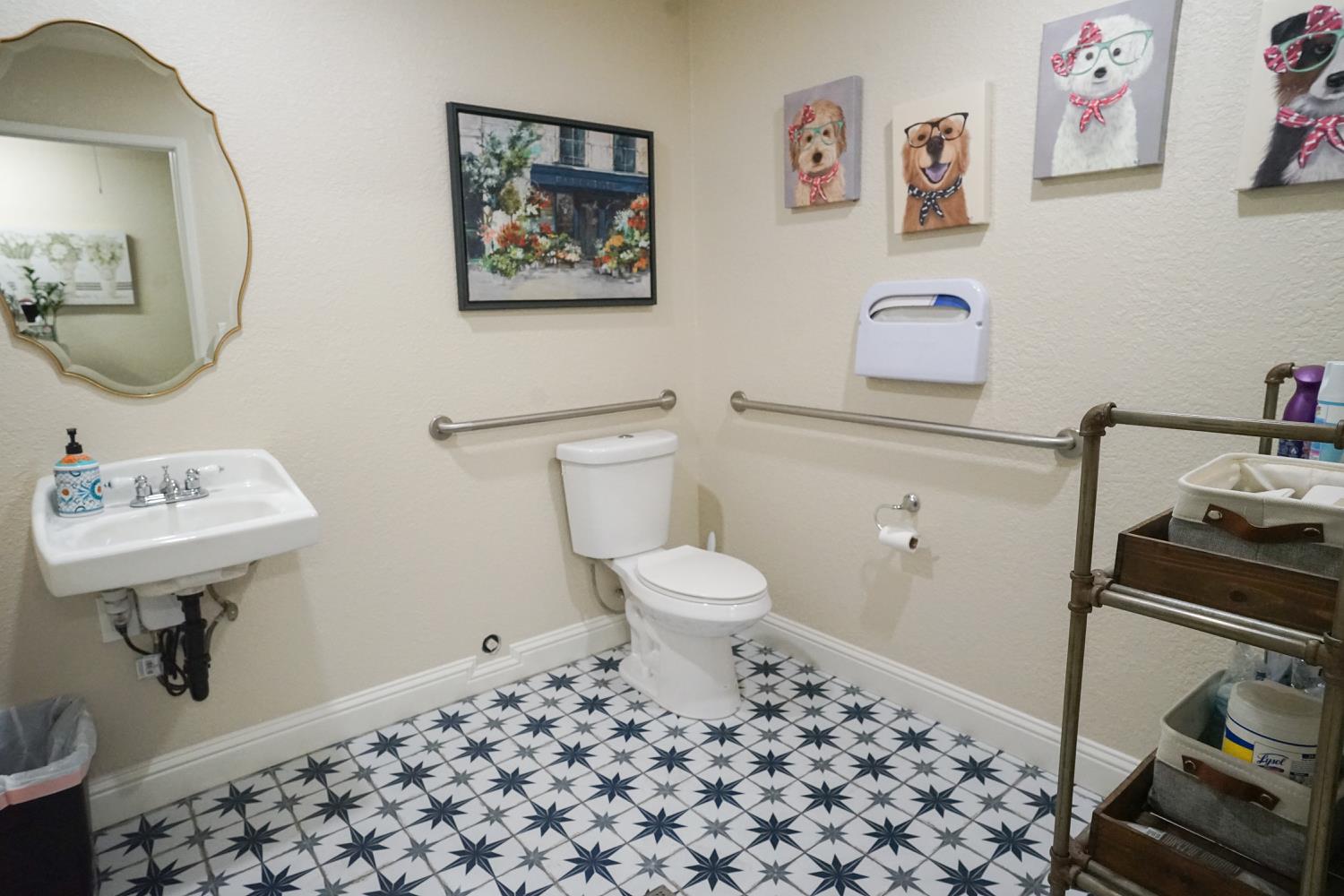 1320 9th St, Modesto, CA 95354