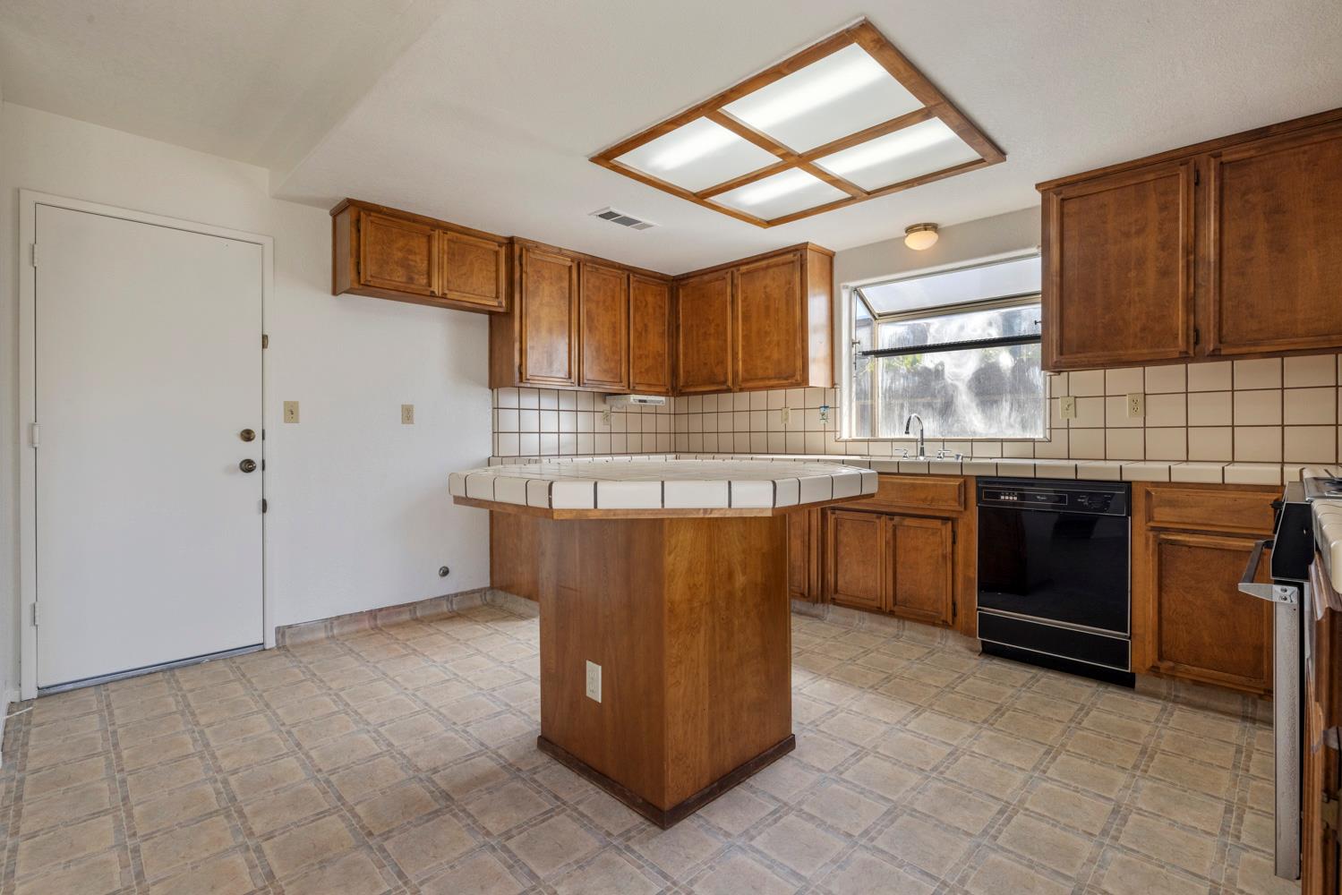 1050 W Tuolumne Rd, Turlock, CA 95382