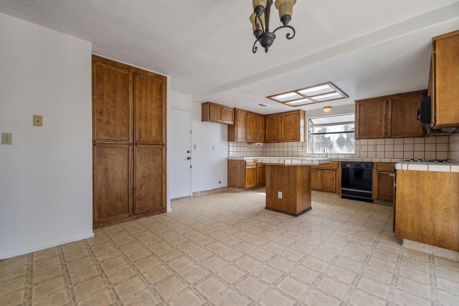 1050 W Tuolumne Rd, Turlock, CA 95382