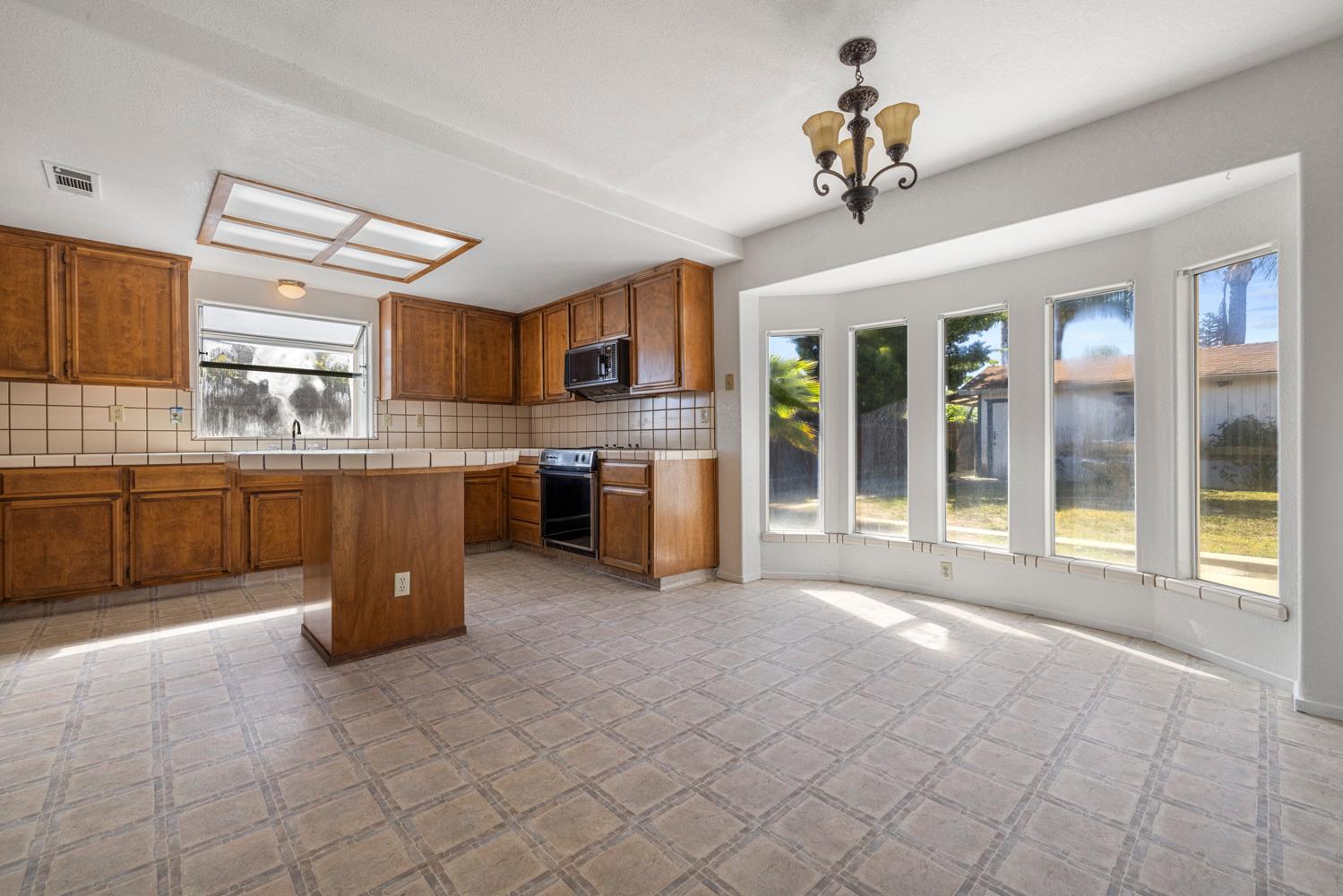 1050 W Tuolumne Rd, Turlock, CA 95382