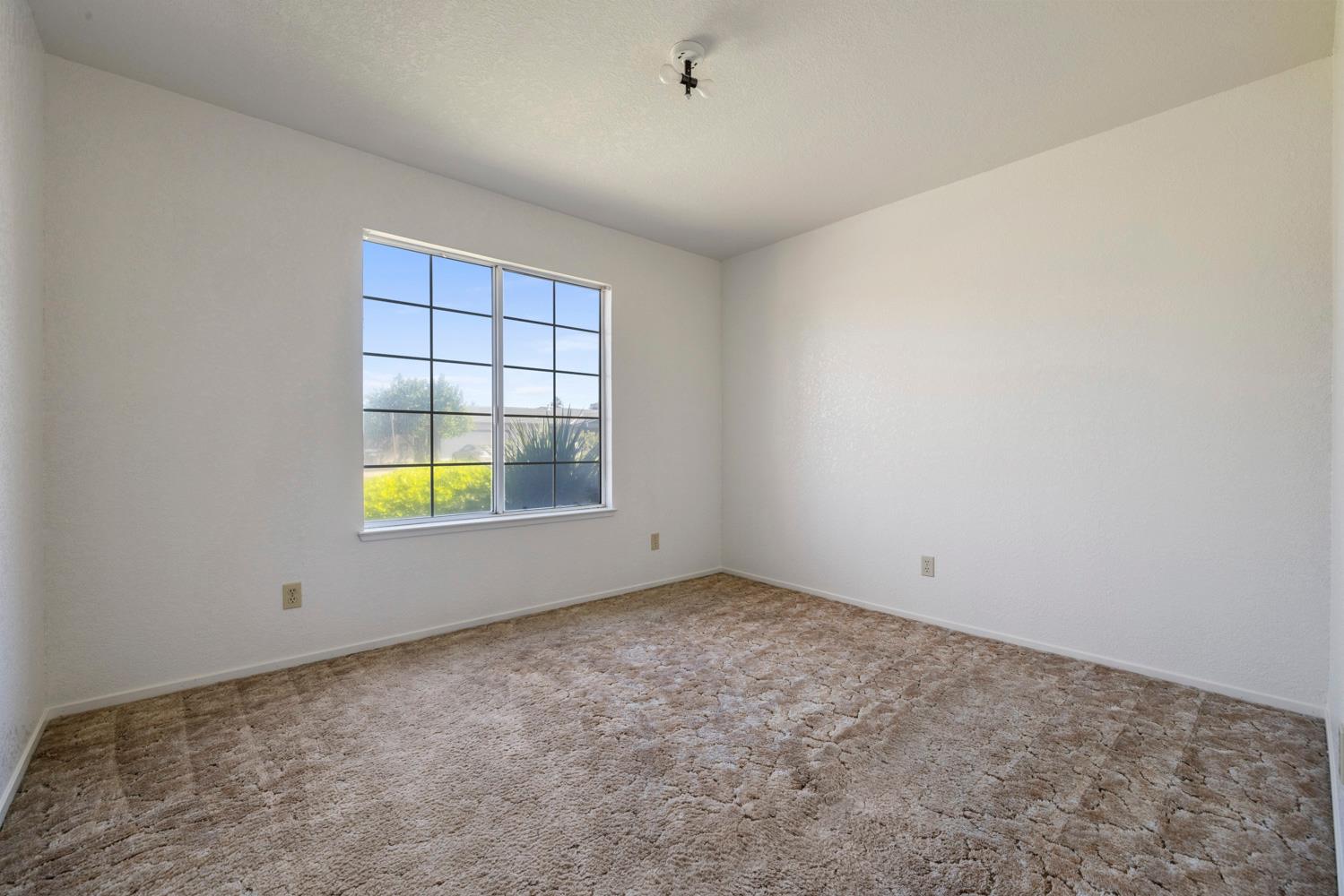 1050 W Tuolumne Rd, Turlock, CA 95382