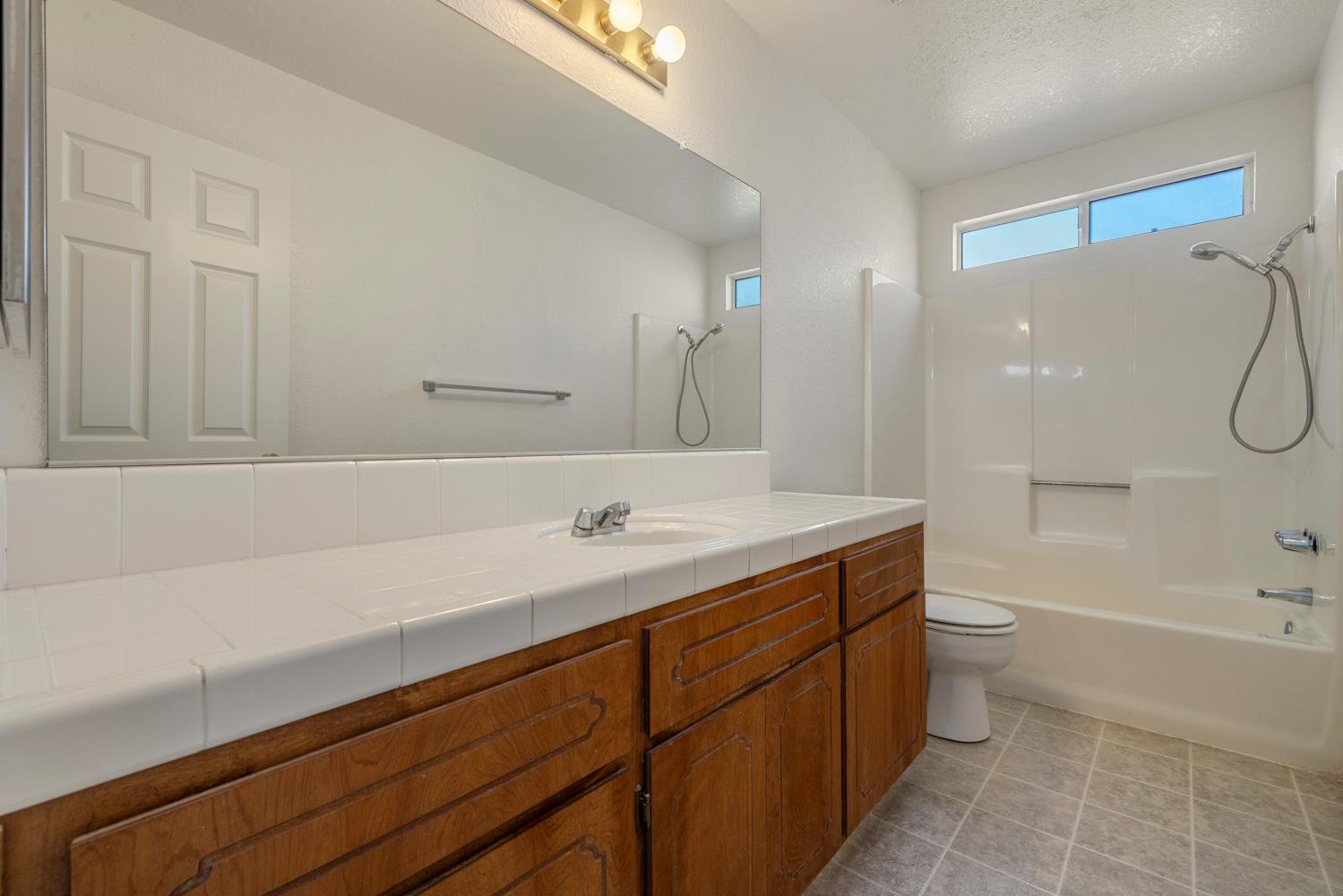 1050 W Tuolumne Rd, Turlock, CA 95382