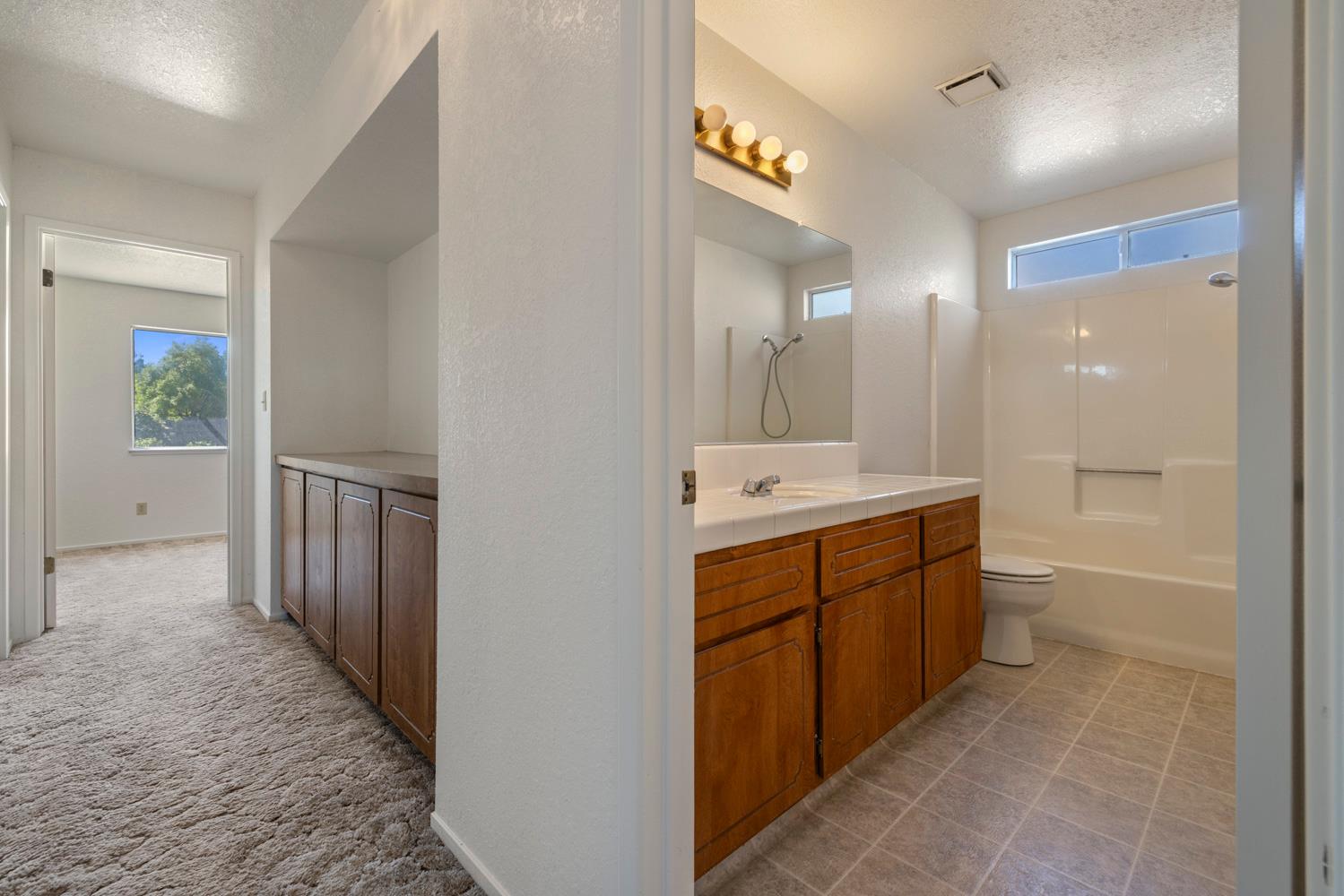 1050 W Tuolumne Rd, Turlock, CA 95382