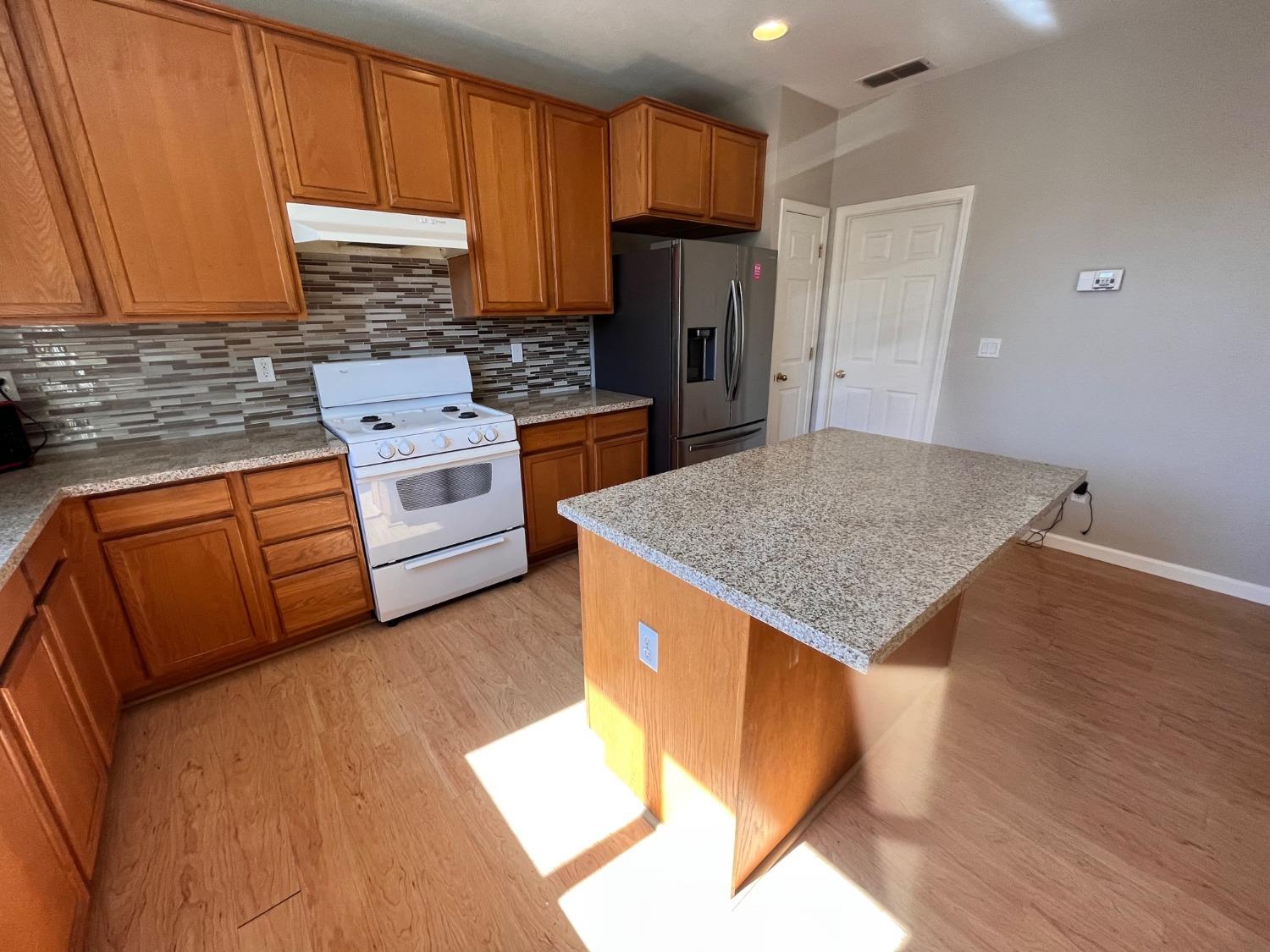 1450 Longhorn Ln, Patterson, CA 95363