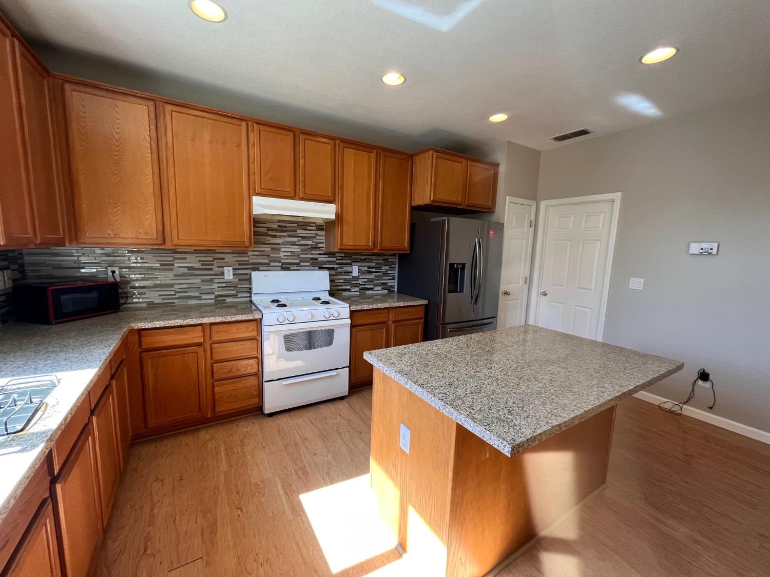 1450 Longhorn Ln, Patterson, CA 95363