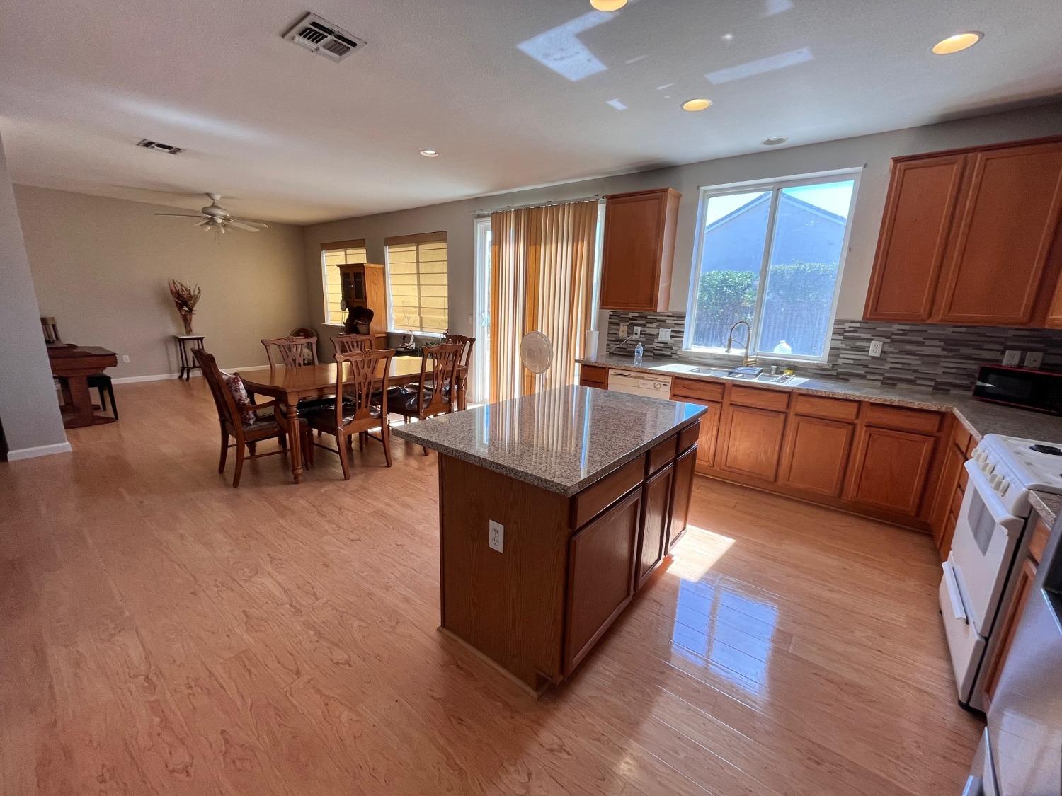 1450 Longhorn Ln, Patterson, CA 95363