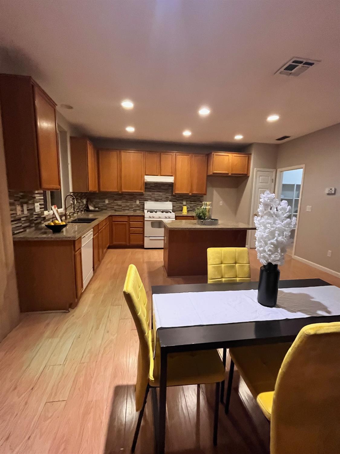 1450 Longhorn Ln, Patterson, CA 95363