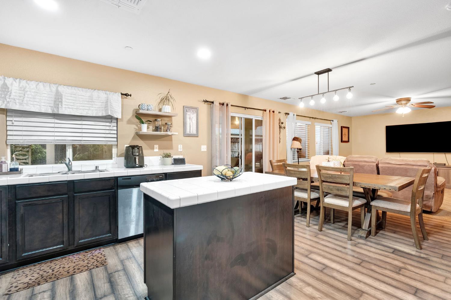 1418 Mandarin St, Madera, CA 93638