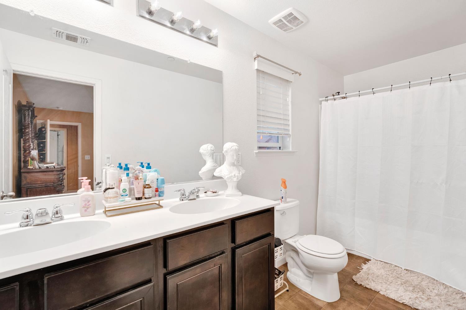 1418 Mandarin St, Madera, CA 93638