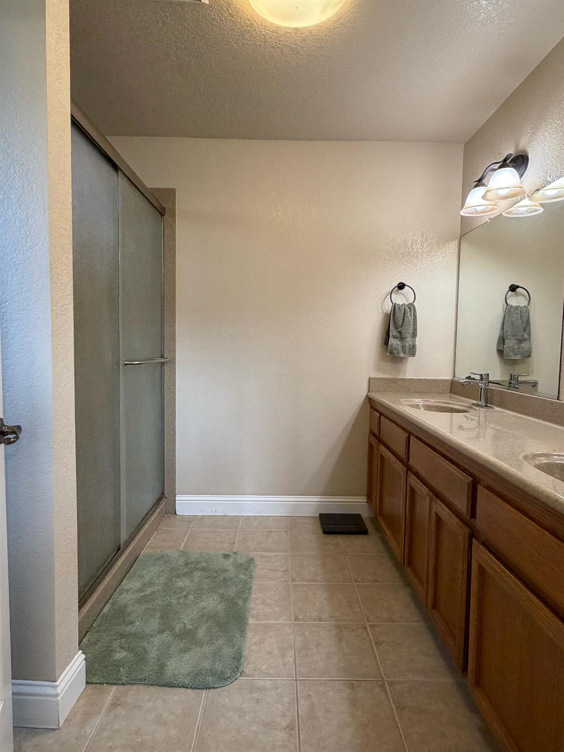 1375 Briarwood Ave, Escalon, CA 95320