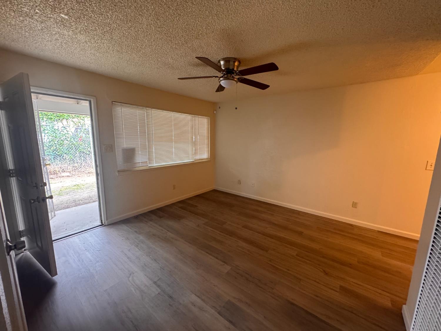 907 Empire Ave, Modesto, CA 95354