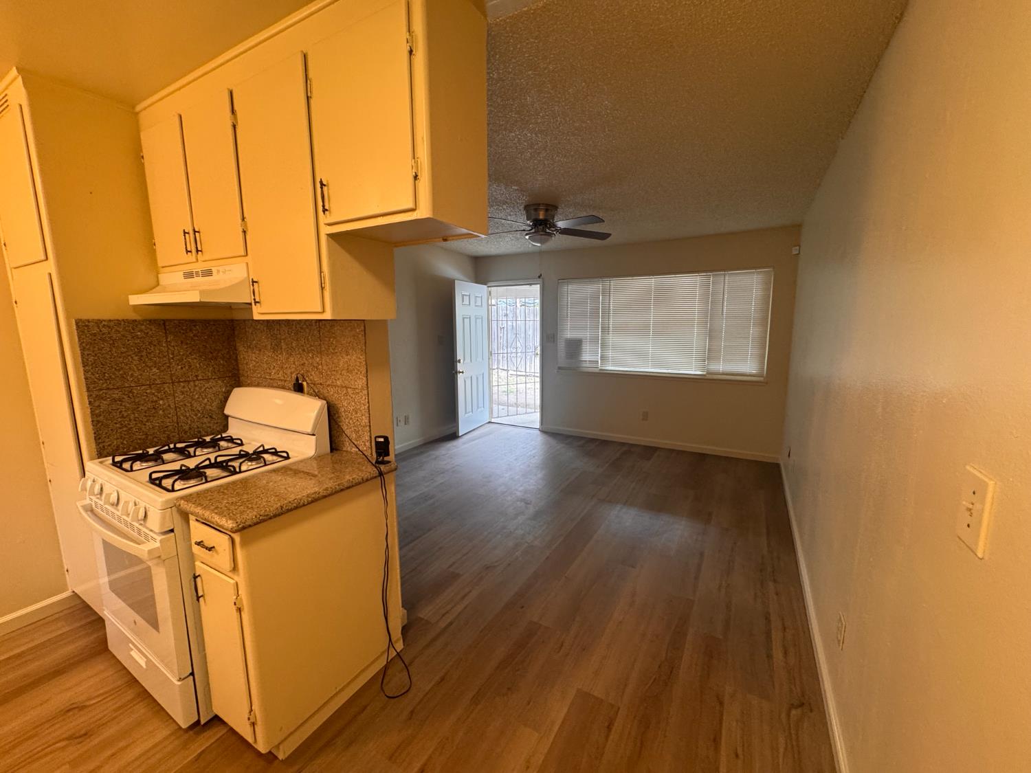 907 Empire Ave, Modesto, CA 95354