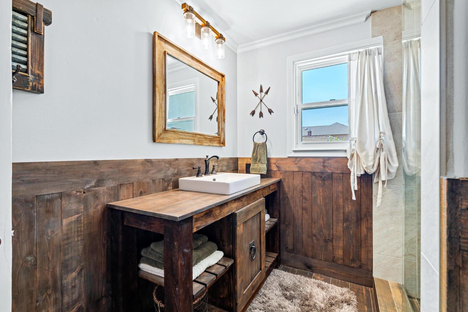 747 Palm Ave, Ripon, CA 95366