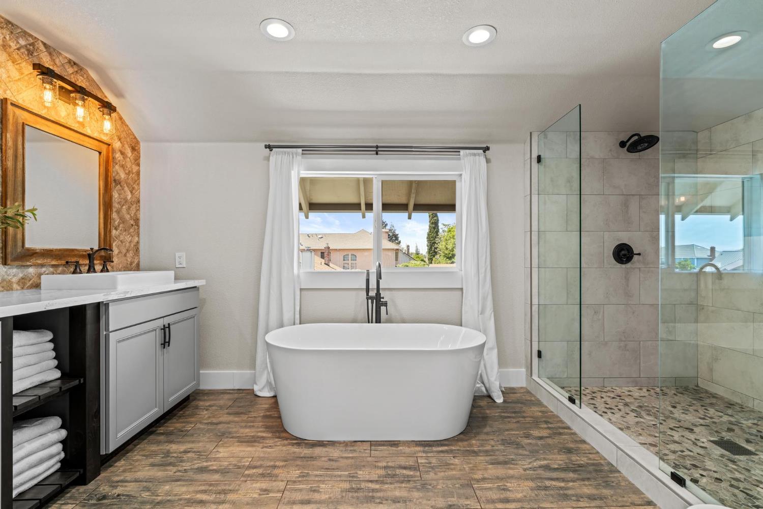 747 Palm Ave, Ripon, CA 95366