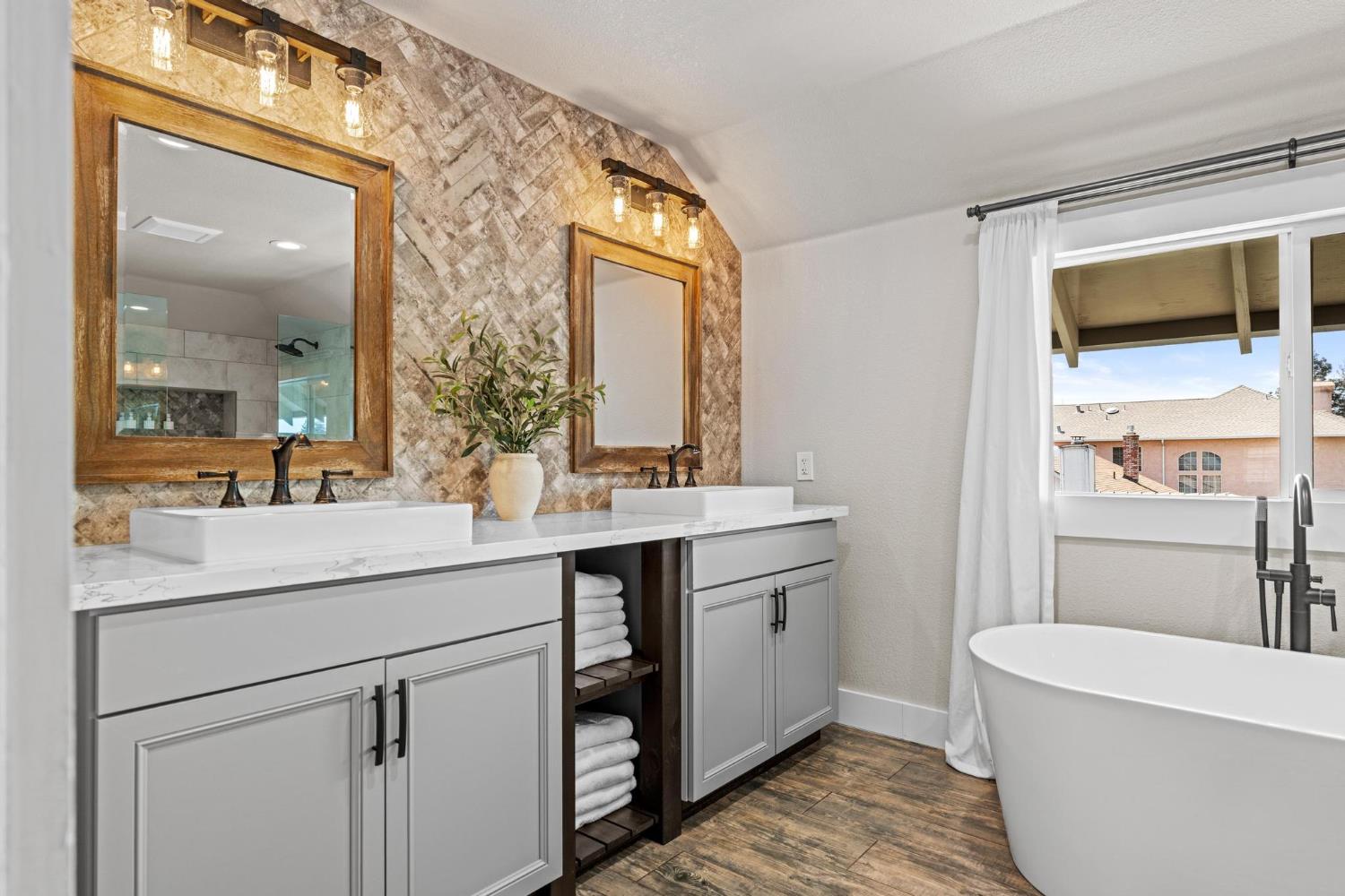 747 Palm Ave, Ripon, CA 95366